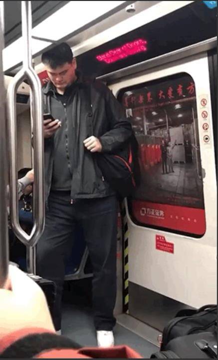 
球星坐地铁什么感受？姚明直不起腰 林书豪混入人群“火狐电竞”(图2)