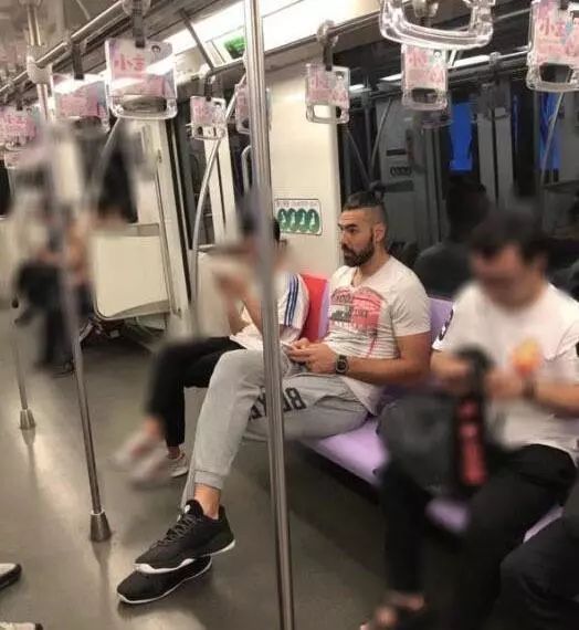 
球星坐地铁什么感受？姚明直不起腰 林书豪混入人群“火狐电竞”(图4)