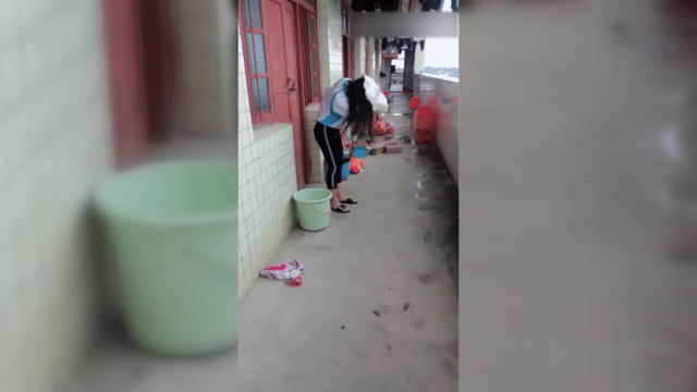 高校女生宿舍 一团乱糟糟 网友:外表鲜明亮丽都是骗人的‘火狐电竞官网’(图2)
高校女生宿舍 一团乱糟糟 网友:外表鲜明亮丽都是骗人的‘火狐电竞官网’(图2)