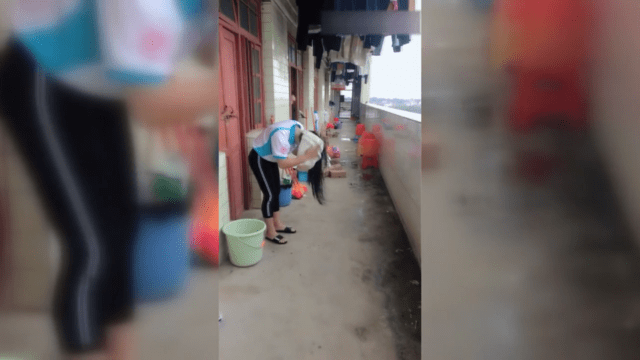 高校女生宿舍 一团乱糟糟 网友:外表鲜明亮丽都是骗人的‘火狐电竞官网’(图4)
高校女生宿舍 一团乱糟糟 网友:外表鲜明亮丽都是骗人的‘火狐电竞官网’(图4)