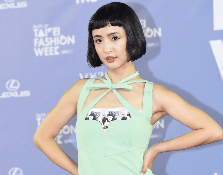 林依晨出席台北时装周被抓拍 身材太过真实 蘑菇头发型认真吗?【火狐电竞官网】(图6)
林依晨出席台北时装周被抓拍 身材太过真实 蘑菇头发型认真吗?【火狐电竞官网】(图6)