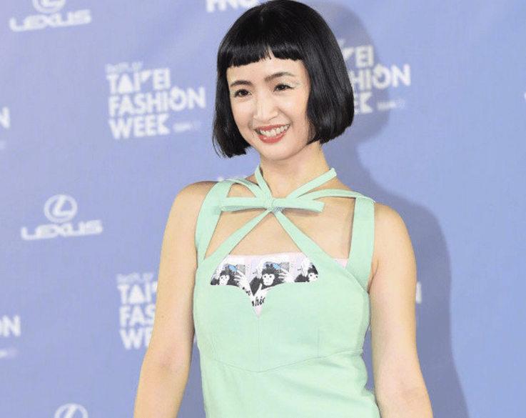 林依晨出席台北时装周被抓拍 身材太过真实 蘑菇头发型认真吗?【火狐电竞官网】(图7)
林依晨出席台北时装周被抓拍 身材太过真实 蘑菇头发型认真吗?【火狐电竞官网】(图7)