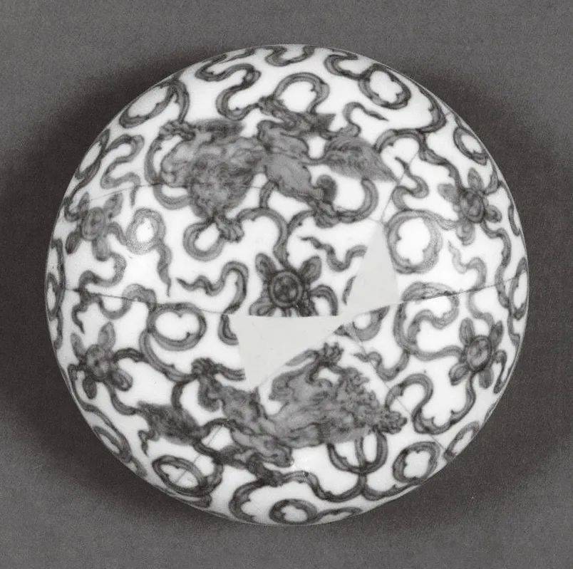 
诚轩20春拍·瓷器工艺品丨存世珍稀：明正统至成化青花瑞狮戏球图墩式碗【火狐电竞官方网站】(图5)