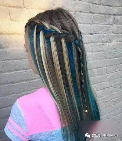 火狐电竞官网：
扭一扭的股编发发型竟然这么美！(图1)