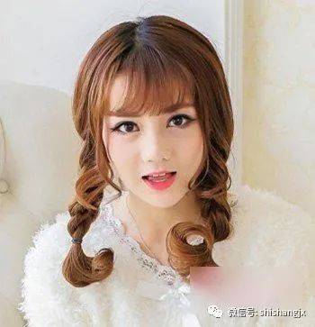 火狐电竞官网：
扭一扭的股编发发型竟然这么美！(图9)