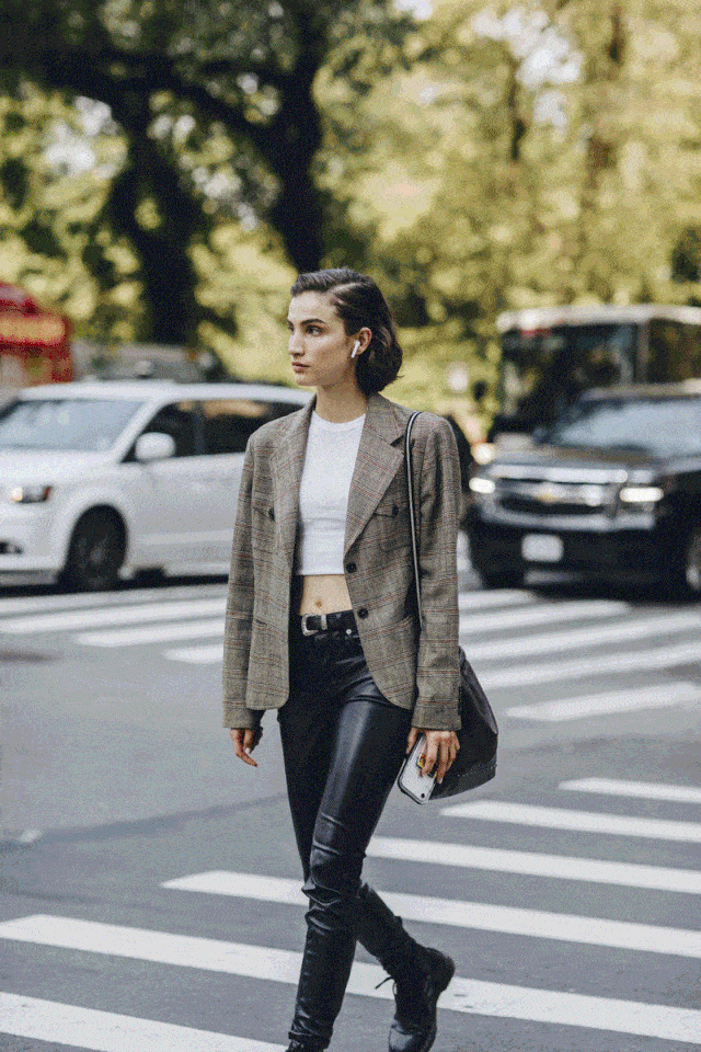 火狐电竞官方网站：
西装+短裤｜入秋最炸穿搭组合 时髦人都这么穿！(图2)