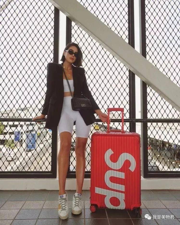 火狐电竞官方网站：
西装+短裤｜入秋最炸穿搭组合 时髦人都这么穿！(图14)