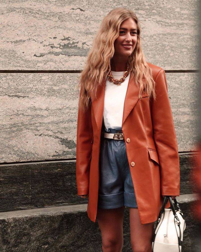 火狐电竞：*
短裤显瘦穿搭法：谁说冬天不能穿短裤？除皮裤、百慕大短裤外另有哪些裤子？(图7)