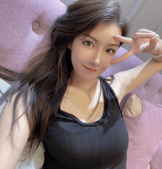 火狐电竞官方网站：
中国男篮第一控卫郭艾伦 前女友晒照 身材颜值堪称完美(图7)