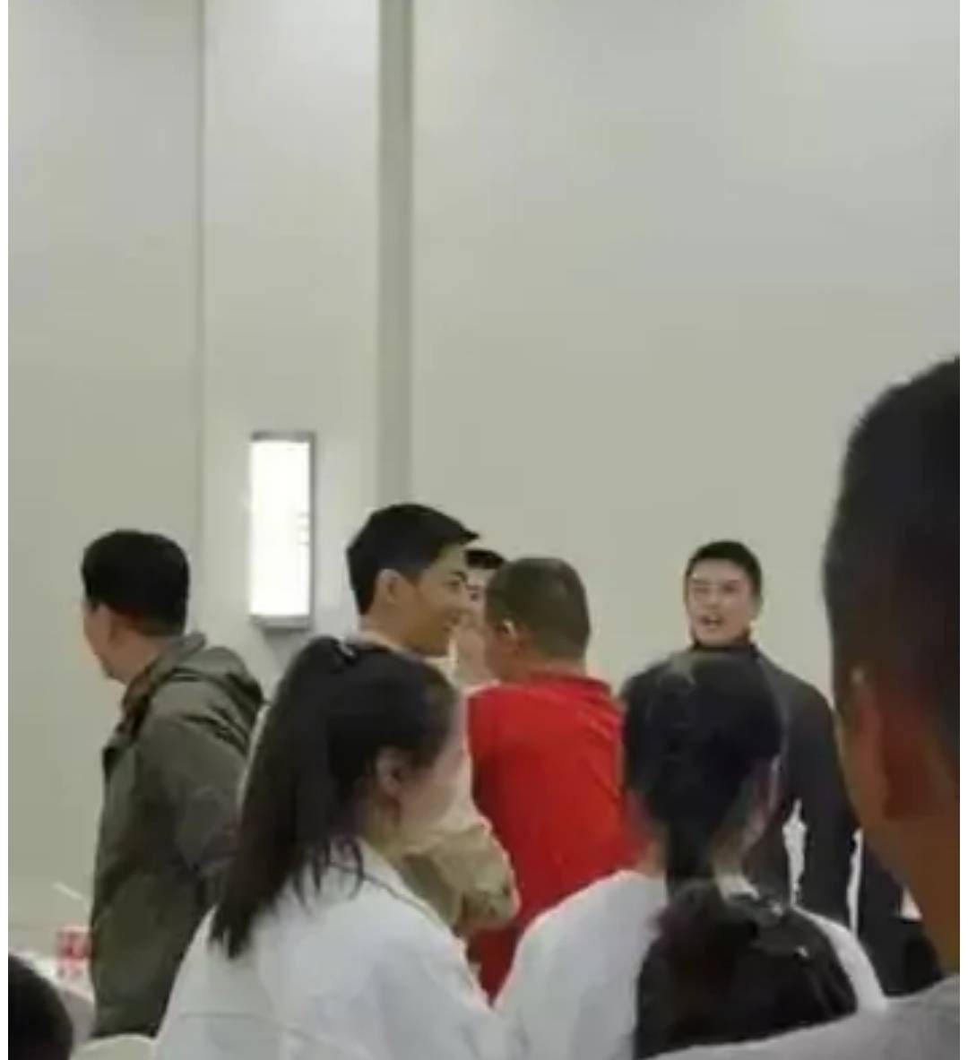 
肖战请剧组吃烤全羊 宴会直播视频流出 黄景瑜下班赶剧组为庆生￼|火狐电竞官网(图6)