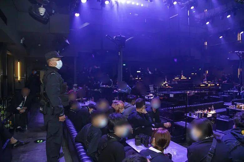 ‘火狐电竞官网’
潮汕某酒吧被突击清查 现场数百人被尿检！(图3)