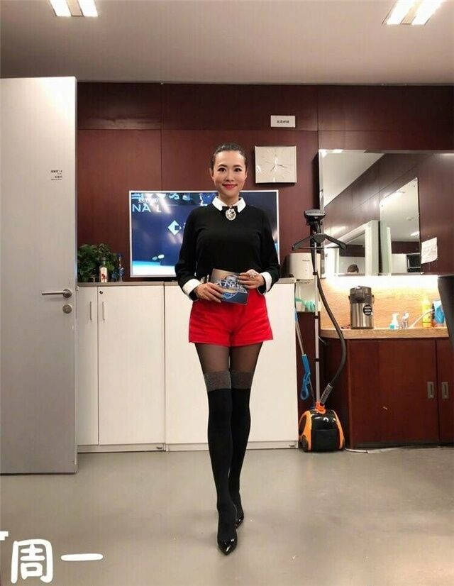 火狐电竞官网_
天下足球长腿女主播忘词！实在不知该咋说了 央视男搭档机智解围(图6)