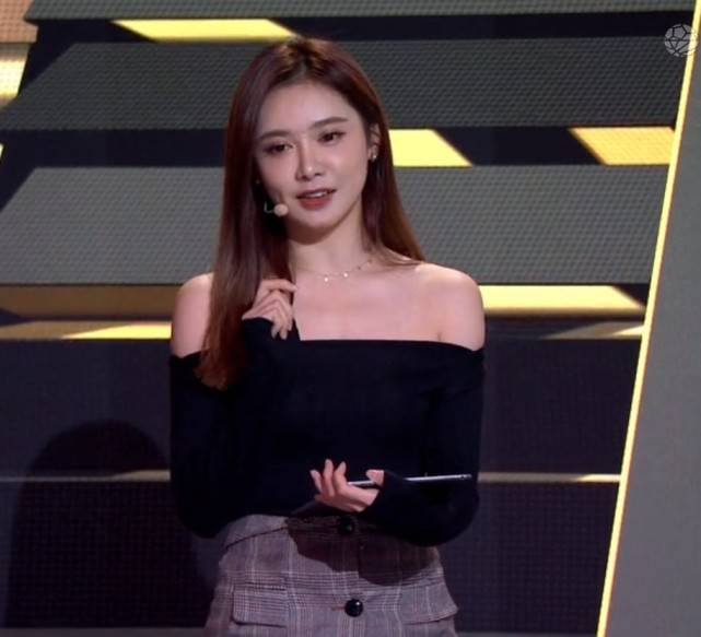 腾讯体育当家主播美娜 无数宅男球迷女神 却依旧被秦奋“甩”了-火狐电竞(图2)
腾讯体育当家主播美娜 无数宅男球迷女神 却依旧被秦奋“甩”了-火狐电竞(图2)