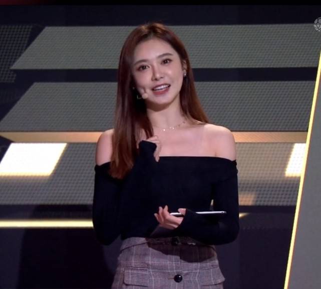 腾讯体育当家主播美娜 无数宅男球迷女神 却依旧被秦奋“甩”了-火狐电竞(图3)
腾讯体育当家主播美娜 无数宅男球迷女神 却依旧被秦奋“甩”了-火狐电竞(图3)